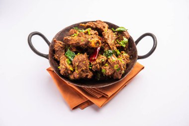 Sukha koyun eti ya da tavuk, kuru baharatlı Murgh ya da tabakta ya da kasede servis edilen keçi eti.