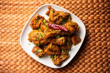 Sukha koyun eti ya da tavuk, kuru baharatlı Murgh ya da tabakta ya da kasede servis edilen keçi eti.