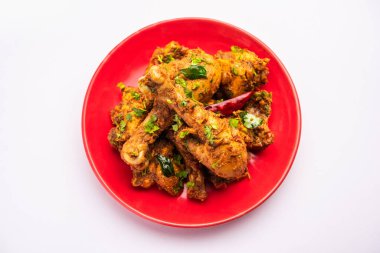 Sukha koyun eti ya da tavuk, kuru baharatlı Murgh ya da tabakta ya da kasede servis edilen keçi eti.