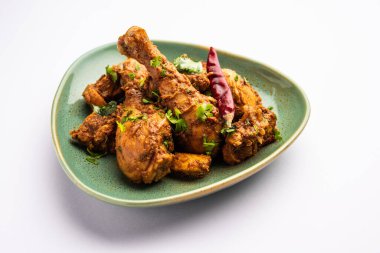 Sukha koyun eti ya da tavuk, kuru baharatlı Murgh ya da tabakta ya da kasede servis edilen keçi eti.