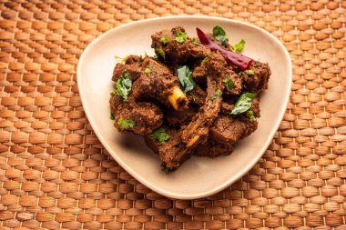 Sukha mutton or chicken, dry spicy Murgh or goat meat served in a plate or bowl