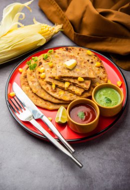 Mısır dolması ya da bir tabakta servis edilen parotha, Hint ekmeği tarifi makai