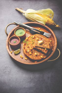 Mısır dolması ya da bir tabakta servis edilen parotha, Hint ekmeği tarifi makai