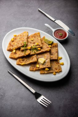 Mısır dolması ya da bir tabakta servis edilen parotha, Hint ekmeği tarifi makai