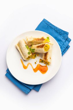 Baharatla karışık rendelenmiş süzme peynirle yapılmış Hint paneer ekmeği.