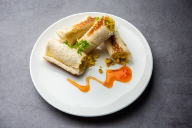 Baharatla karışık rendelenmiş süzme peynirle yapılmış Hint paneer ekmeği.