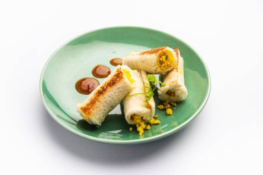 Baharatla karışık rendelenmiş süzme peynirle yapılmış Hint paneer ekmeği.