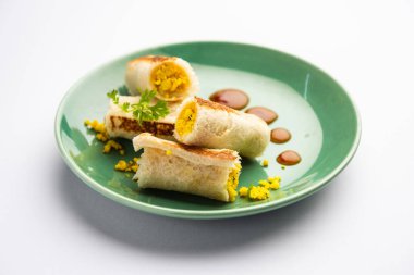 Baharatla karışık rendelenmiş süzme peynirle yapılmış Hint paneer ekmeği.