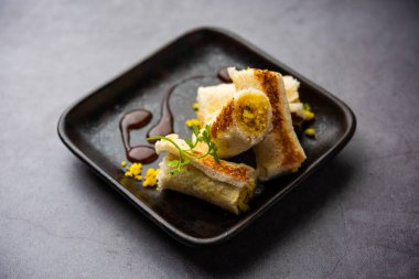 Baharatla karışık rendelenmiş süzme peynirle yapılmış Hint paneer ekmeği.