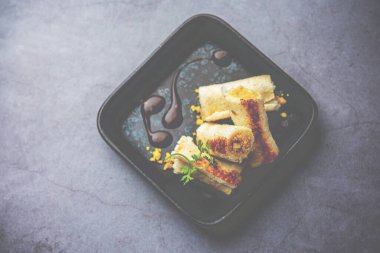 Baharatla karışık rendelenmiş süzme peynirle yapılmış Hint paneer ekmeği.