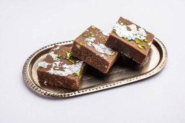 Çikolatalı barfi ya da çikolatalı burfi pastası, Hint tatlısı ya da festival için tatlı.