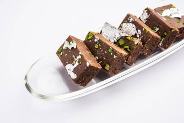 Çikolatalı barfi ya da çikolatalı burfi pastası, Hint tatlısı ya da festival için tatlı.