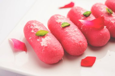 Pembe Chumchum veya gül aromalı yem veya cham cham, Hint ve Pakistanlı tatlı
