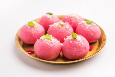 Lezzetli Pembe Chumchum veya gül aromalı cham veya Rasgulla veya Rasagola, Rosogola, Rosogolla