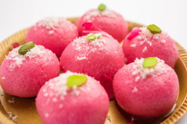 Lezzetli Pembe Chumchum veya gül aromalı cham veya Rasgulla veya Rasagola, Rosogola, Rosogolla