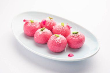 Lezzetli Pembe Chumchum veya gül aromalı cham veya Rasgulla veya Rasagola, Rosogola, Rosogolla