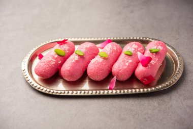 Pembe Chumchum veya gül aromalı yem veya cham cham, Hint ve Pakistanlı tatlı