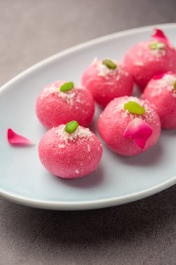 Lezzetli Pembe Chumchum veya gül aromalı cham veya Rasgulla veya Rasagola, Rosogola, Rosogolla