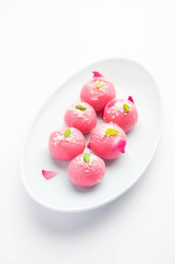 Lezzetli Pembe Chumchum veya gül aromalı cham veya Rasgulla veya Rasagola, Rosogola, Rosogolla