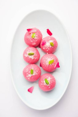 Lezzetli Pembe Chumchum veya gül aromalı cham veya Rasgulla veya Rasagola, Rosogola, Rosogolla
