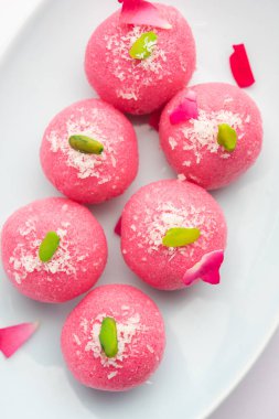 Lezzetli Pembe Chumchum veya gül aromalı cham veya Rasgulla veya Rasagola, Rosogola, Rosogolla