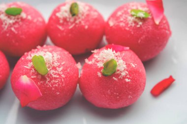 Lezzetli Pembe Chumchum veya gül aromalı cham veya Rasgulla veya Rasagola, Rosogola, Rosogolla