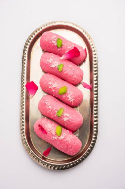 Pembe Chumchum veya gül aromalı yem veya cham cham, Hint ve Pakistanlı tatlı