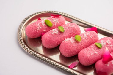 Pembe Chumchum veya gül aromalı yem veya cham cham, Hint ve Pakistanlı tatlı