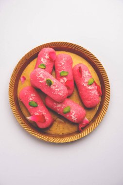 Pembe Chumchum veya gül aromalı yem veya cham cham, Hint ve Pakistanlı tatlı