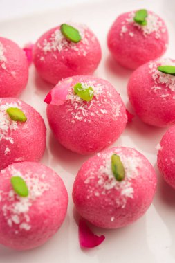 Lezzetli Pembe Chumchum veya gül aromalı cham veya Rasgulla veya Rasagola, Rosogola, Rosogolla