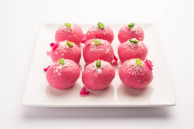 Lezzetli Pembe Chumchum veya gül aromalı cham veya Rasgulla veya Rasagola, Rosogola, Rosogolla