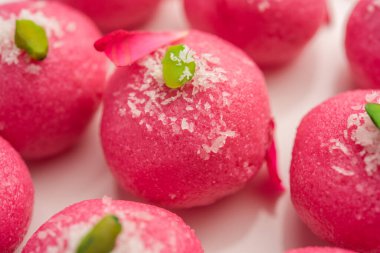 Lezzetli Pembe Chumchum veya gül aromalı cham veya Rasgulla veya Rasagola, Rosogola, Rosogolla