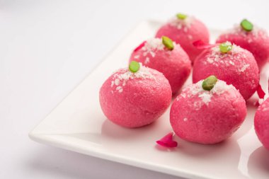 Lezzetli Pembe Chumchum veya gül aromalı cham veya Rasgulla veya Rasagola, Rosogola, Rosogolla