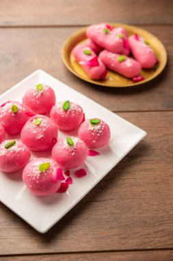 Lezzetli Pembe Chumchum veya gül aromalı cham veya Rasgulla veya Rasagola, Rosogola, Rosogolla