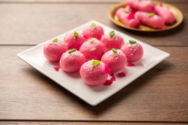 Lezzetli Pembe Chumchum veya gül aromalı cham veya Rasgulla veya Rasagola, Rosogola, Rosogolla