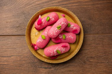 Pembe Chumchum veya gül aromalı yem veya cham cham, Hint ve Pakistanlı tatlı