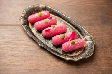 Pembe Chumchum veya gül aromalı yem veya cham cham, Hint ve Pakistanlı tatlı