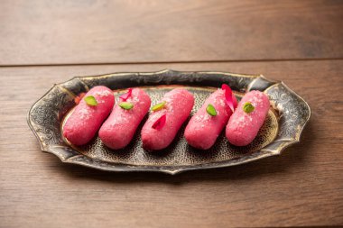 Pembe Chumchum veya gül aromalı yem veya cham cham, Hint ve Pakistanlı tatlı