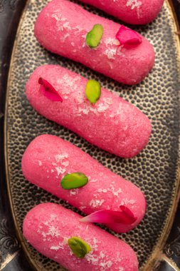 Pembe Chumchum veya gül aromalı yem veya cham cham, Hint ve Pakistanlı tatlı