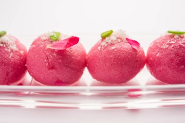 Lezzetli Pembe Chumchum veya gül aromalı cham veya Rasgulla veya Rasagola, Rosogola, Rosogolla