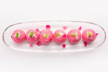 Lezzetli Pembe Chumchum veya gül aromalı cham veya Rasgulla veya Rasagola, Rosogola, Rosogolla