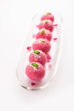 Lezzetli Pembe Chumchum veya gül aromalı cham veya Rasgulla veya Rasagola, Rosogola, Rosogolla
