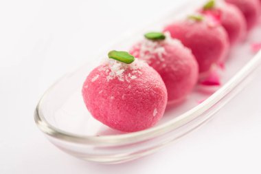 Lezzetli Pembe Chumchum veya gül aromalı cham veya Rasgulla veya Rasagola, Rosogola, Rosogolla