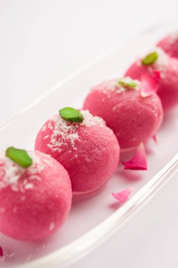 Lezzetli Pembe Chumchum veya gül aromalı cham veya Rasgulla veya Rasagola, Rosogola, Rosogolla