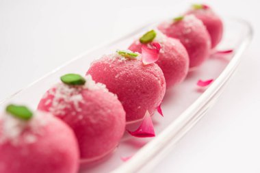 Lezzetli Pembe Chumchum veya gül aromalı cham veya Rasgulla veya Rasagola, Rosogola, Rosogolla