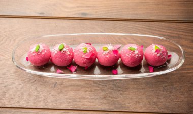 Lezzetli Pembe Chumchum veya gül aromalı cham veya Rasgulla veya Rasagola, Rosogola, Rosogolla