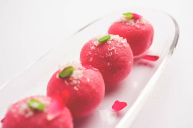 Lezzetli Pembe Chumchum veya gül aromalı cham veya Rasgulla veya Rasagola, Rosogola, Rosogolla