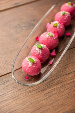 Lezzetli Pembe Chumchum veya gül aromalı cham veya Rasgulla veya Rasagola, Rosogola, Rosogolla