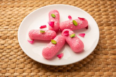 Pembe Chumchum veya gül aromalı yem veya cham cham, Hint ve Pakistanlı tatlı