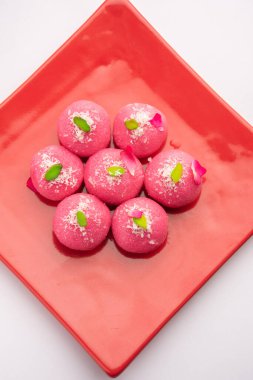 Lezzetli Pembe Chumchum veya gül aromalı cham veya Rasgulla veya Rasagola, Rosogola, Rosogolla